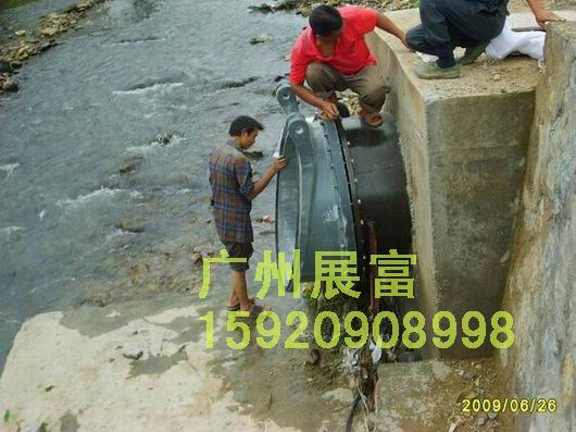 复合材料拍门安装现场